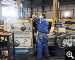 Xinhai workers are operating equipment